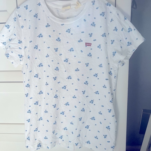 Levi’s T-Shirt S-Large . Used twice in good condition. - Picture 5 of 7